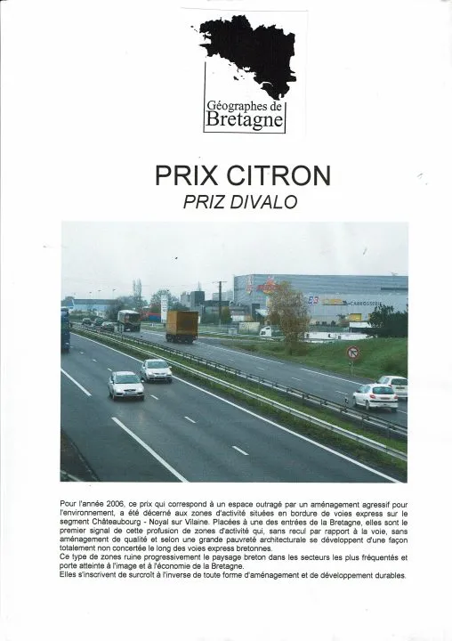 Autoroute en Bretagne avec panneaux de signalisation