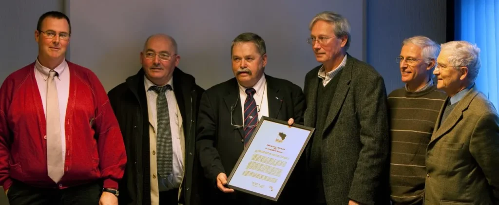Groupe de personnes avec un diplôme encadré.