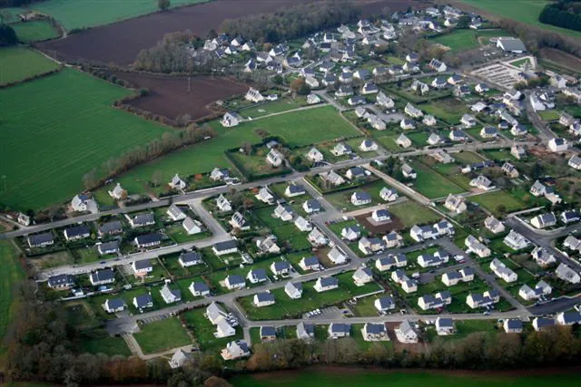 Vue aérienne d'un village résidentiel en France.