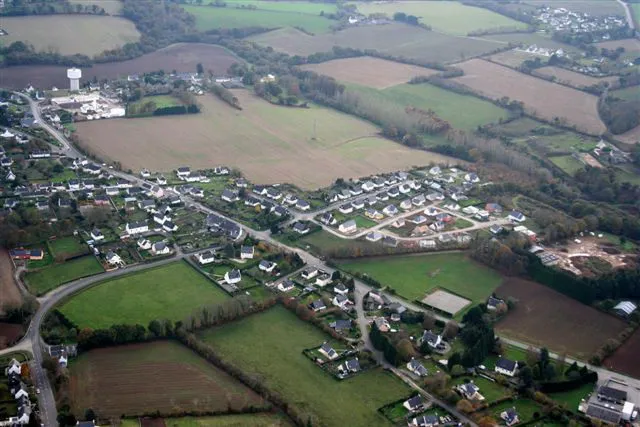 Vue aérienne d'un village rural en France