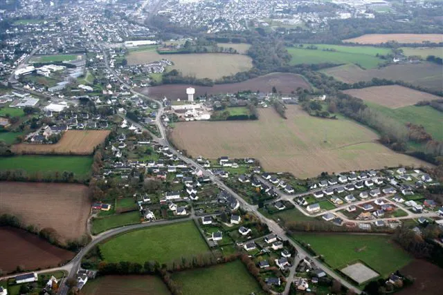 Vue aérienne d'un village et de ses champs.