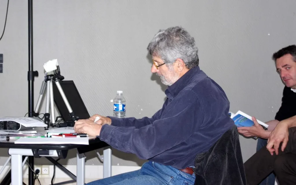 Homme travaillant sur un ordinateur portable.