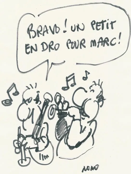 Deux musiciens applaudissant pour Marc.