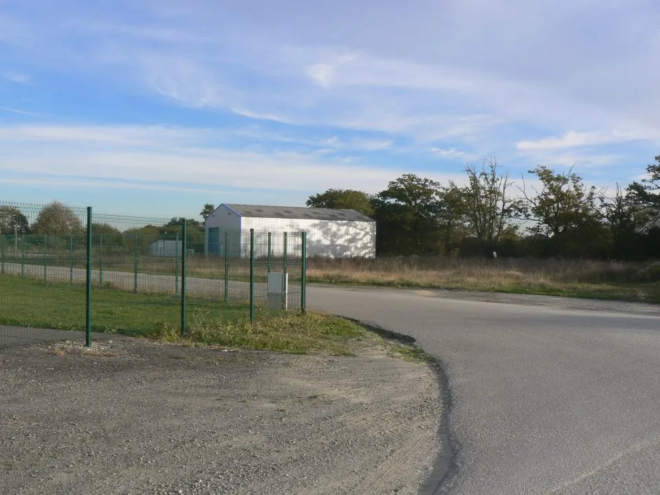 Bâtiment blanc près d'une route déserte.