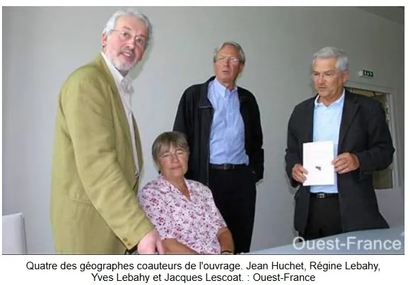 Quatre géographes co-auteurs d'un ouvrage.